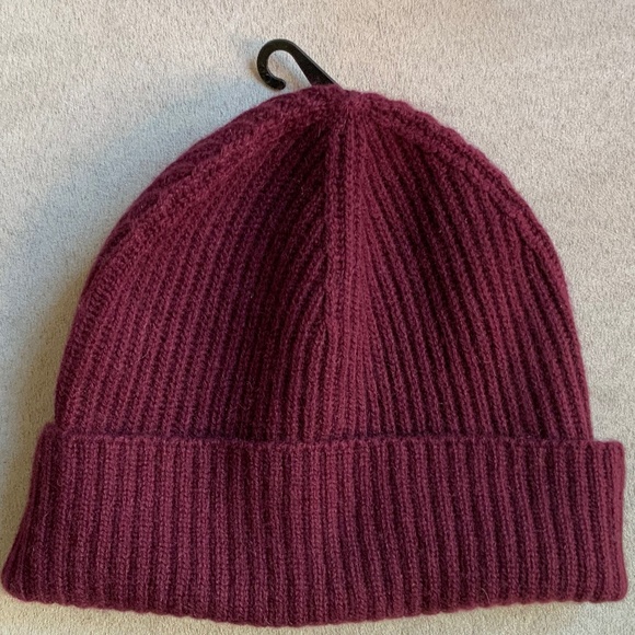 Stewart of Scotland Ribbed 100 % Cashmere Knit Hat Beanie in Burgundy NWT - Picture 2 of 9